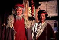 Religieux laïque de la secte des bonnets rouges du village de Khol sa steng